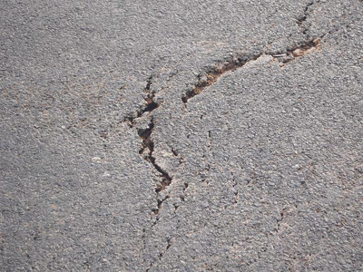 Các vết nứt mới lại xuất hiện trên mặt cầu