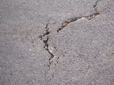 Các vết nứt mới lại xuất hiện trên mặt cầu