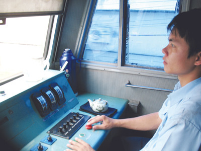 Lái tàu Kiều Văn Đông sinh năm 1986, mới vào nghề 2 năm . Ảnh: Bảo Khánh Lái tàu Kiều Văn Đông sinh năm 1986, mới vào nghề 2 năm