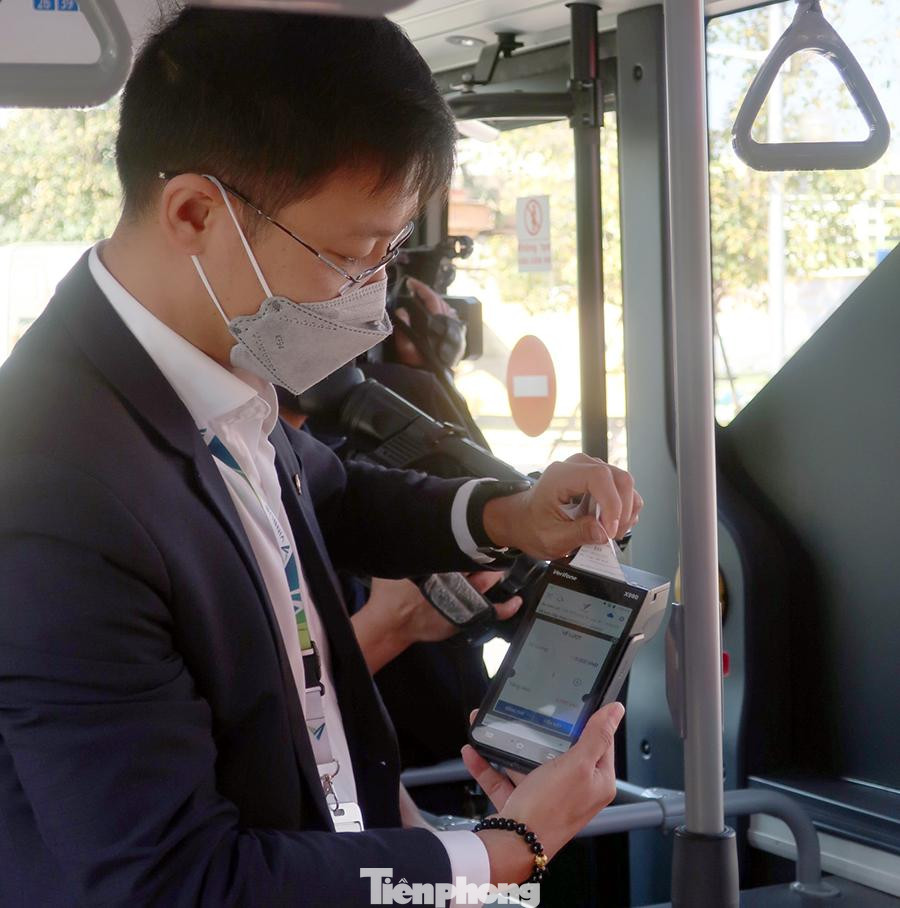 Ngoài ra, xe buýt điện còn có hệ thống camera hành trình, camera an ninh trong xe cũng như: camera gia tăng tầm nhìn của tài xế tại sườn xe và đuôi xe, giúp tài xế quan sát ra vào bến, đón trả khách an toàn; wifi tốc độ cao miễn phí, cùng hệ thống cổng sạc USB và màn hình giải trí thông minh.