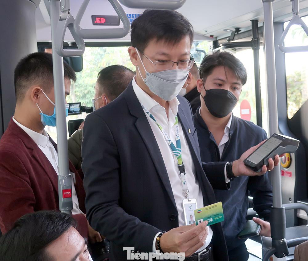 Đặc biệt, người dân Thủ đô lần đầu tiên được trải nghiệm hình thức thẻ, vé điện tử trên các tuyến xe buýt điện. Chỉ với vài thao tác đơn giản, hành khách có thể đăng ký thẻ, mua vé tháng trực tuyến trên website: vedientu.vinbus.vn hoặc thông qua mục VinBus trên ứng dụng VinID, thanh toán nhanh chóng, tiện lợi bằng thẻ Napas hoặc ví VinID. Đồng thời, khi mua vé trực tiếp trên xe buýt điện VinBus, hành khách có thể lựa chọn sử dụng thẻ chip nội địa không tiếp xúc từ một số ngân hàng..