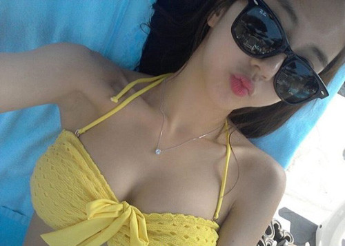 Vòng ngực đầy đặn, quyến rũ của cô là niềm mơ ước của nhiều cô gái trẻ