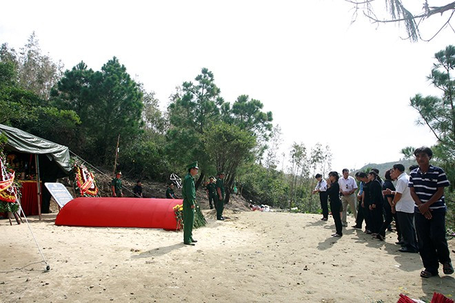 Bàn thờ mộ Đại tướng đang được che tạm một tấm bạt. Sắp tới sẽ được xây dựng khang trang. Ảnh: Lê Hiếu 