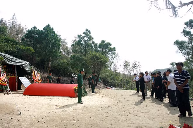 Bàn thờ mộ Đại tướng đang được che tạm một tấm bạt. Sắp tới sẽ được xây dựng khang trang. Ảnh: Lê Hiếu 