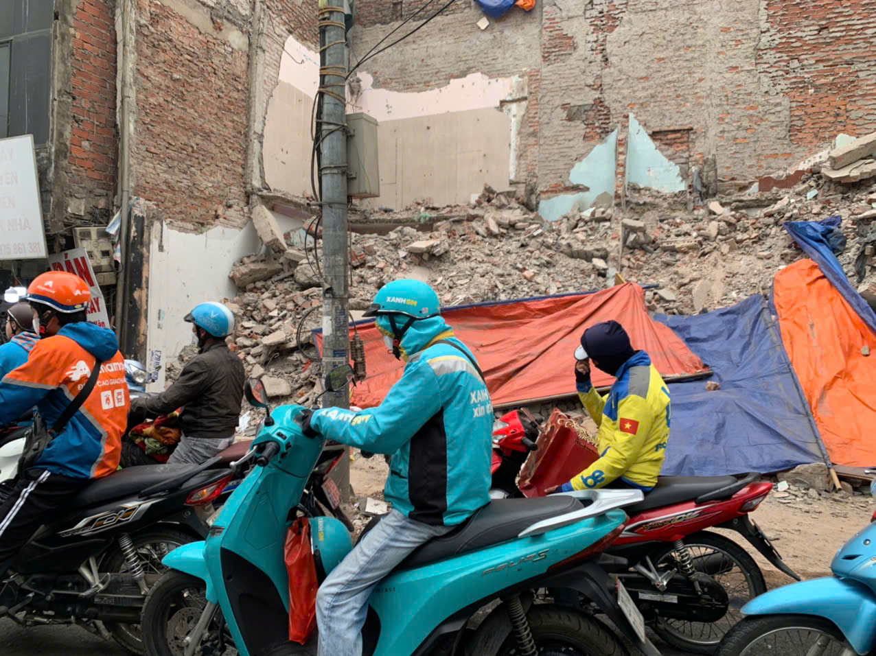 Nghỉ Tết sớm, nhiều sinh viên làm thêm những ngày giáp Tết. Ảnh: Đỗ Hợp