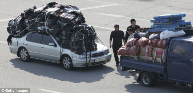 Xe ô tô chở đồ đạc cho công nhân Hàn Quốc rời khỏi khu công nghiệp Kaesong 