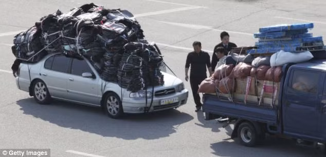 Xe ô tô chở đồ đạc cho công nhân Hàn Quốc rời khỏi khu công nghiệp Kaesong 