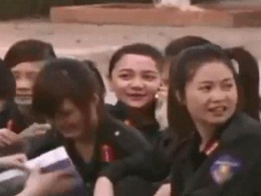 Phút thảnh thơi sau giờ luyện tập căng thẳng. Phút thảnh thơi sau giờ luyện tập căng thẳng