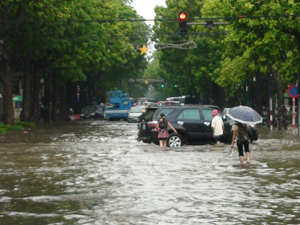 Nước ngập lênh láng trên phố Lý Thường Kiệt