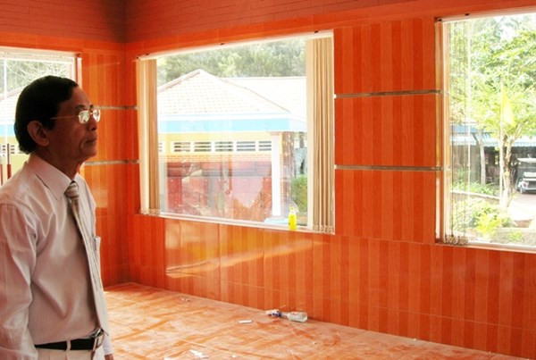 Ông Lê Ân đang kiểm tra tra tiến độ xây nhà cho "siêu giường". Ông Lê Ân đang kiểm tra tra tiến độ xây nhà cho