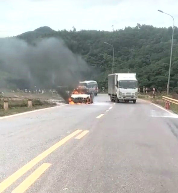 Xe ô tô bốc cháy dữ dội khi đang chạy trên Quốc lộ ảnh 1