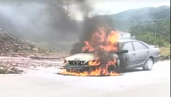 Xe ô tô bốc cháy dữ dội khi đang chạy trên Quốc lộ ảnh 2