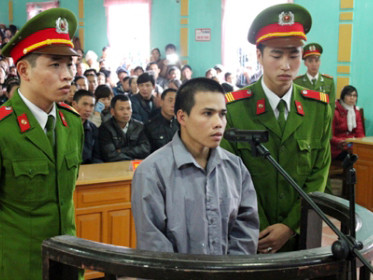 "Nghịch tử" Bùi Hoàng Tùng tại phiên tòa. Ảnh: Báo Bắc Giang