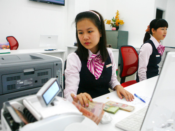 Việc chi thù lao hàng triệu USD cho HĐQT và BKS các ngân hàng góp phần đẩy chi phí ngân hàng lên cao. Ảnh minh họa: Hồng Vĩnh. Việc chi thù lao hàng triệu USD cho HĐQT và BKS các ngân hàng góp phần đẩy chi phí ngân hàng lên cao Ảnh minh họa: Hồng Vĩnh