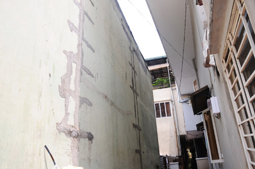 Ngay cạnh gia đình bà Sanh, nhà chị Nguyễn Thị Ngư, số 294/84/21 Xô Viết Nghệ Tĩnh cũng có nhiều vết nứt. Từ ngoài cổng vào đến trong nhà đều chằng chịt vết nứt vá. Gia đình đã bỏ hơn 100 triệu để sửa chữa, nhưng đây chỉ là giải pháp tạm thời