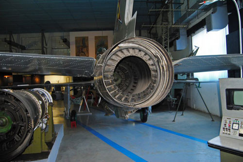  Một số nhà phân tích cho rằng, số giờ bay thấp là do tình trạng sửa chữa, nhưng nhiều người khác lại cho rằng, thiếu nhiên liệu mới là lý do chủ đạo