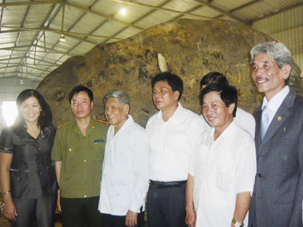 Chụp ảnh lưu niệm với Nguyên Tổng Bí thư Lê Khả Phiêu tại buổi mở niêm phong viên ngọc bích. Ông Đào Trọng Cường - người đứng ngoài cùng bên phải - Ảnh: Phong Cầm