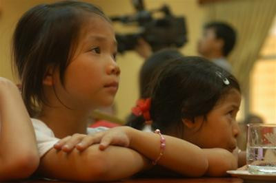 Ôm các em nhỏ của làng trẻ Birla và cùng vui thích xem các em biểu diễn. HH Shunit Faragi dạy các em làng trẻ Birla điệu nhảy của đất nước mình. "Chúng ta cùng hát và nhảy nhé". Shunit và Efrat cùng hát một bài hát thiếu nhi Israel. HH Israel kể cho các em ở làng trẻ Birla câu chuyện "Người đàn bà và cây kim đan kì diệu" Các em chăm chú nghe cô đọc. 3 bình nóng lạnh được tặng cho trẻ em của Làng Birla, Hà Nội. Đích thân Hoa hậu Israel Shunit Faragi trao quà tận tay cho các em thiệt thòi. Kí tặng sách cho các em. Hoa hậu Israel đã từng tham gia vị trí tiền vệ cho một đội bóng khá chuyên nghiệp ở quốc gia này. Cô đã thử vài "chiêu" cho các em và phóng viên xem. Trước lúc chia tay với các em làng trẻ Birla, Hà Nội, trưa ngày 18/7/2008.