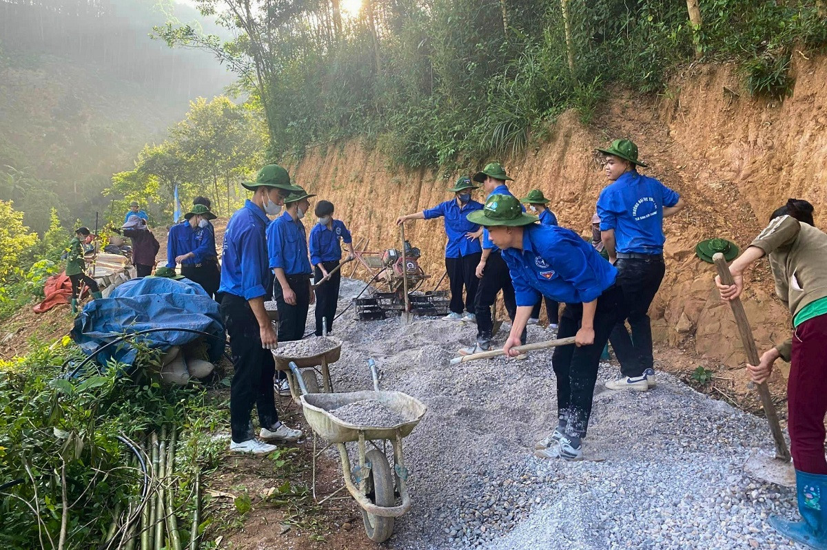 Sinh viên tình nguyện Trường ĐH Thủy Lợi đổ đường bê tông tại xã Lâm Sơn, huyện Chi Lăng, tỉnh Lạng Sơn.