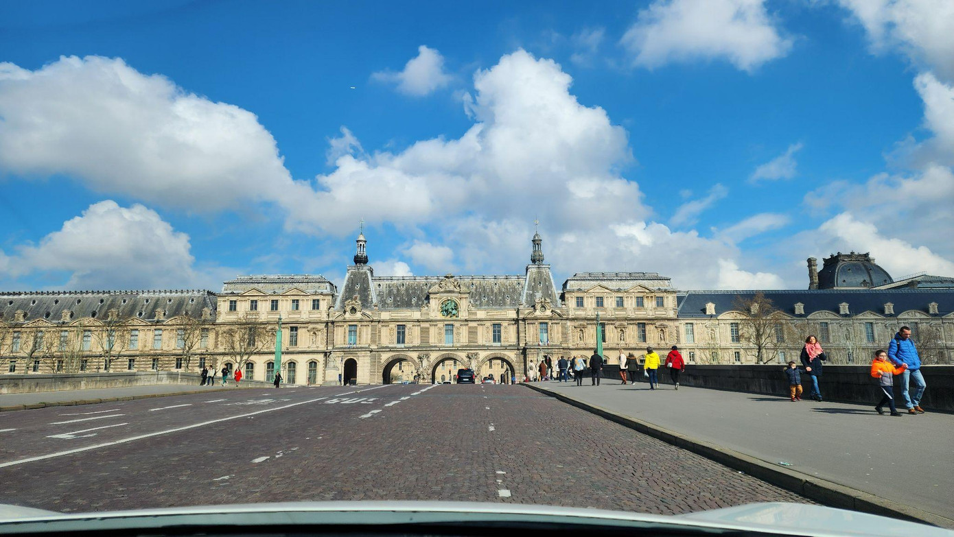 Một góc kiến trúc bên sông Seine, thủ đô Paris nước Pháp. Ảnh: NVCC.