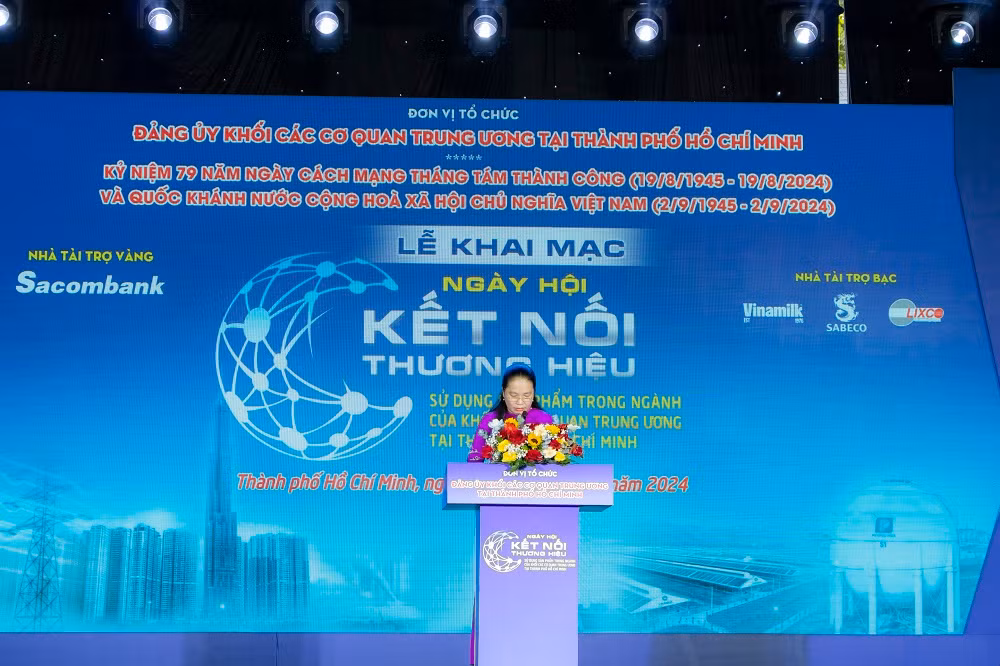 Bà Lê Thị Hồng Nga - Bí Thư Đảng uỷ Khối các Cơ quan Trung ương tại TP.HCM phát biểu tại Lễ khai mạc