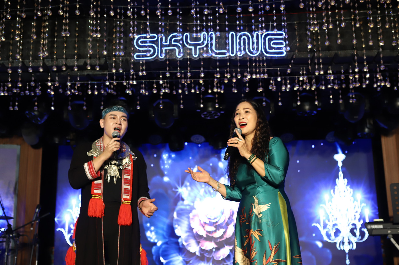 Các ca sĩ biểu diễn tại đêm nhạc với nhiều bài hát hấp dẫn, đặc sắc Các ca sĩ biểu diễn tại đêm nhạc với nhiều bài hát hấp dẫn, đặc sắc