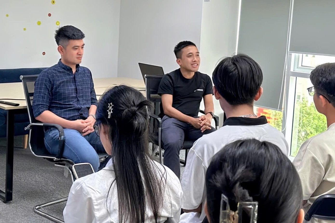 Anh Lê Hoàng Long giao lưu cùng học sinh THPT trong chương trình tham quan doanh nghiệp phần mềm do Aptech tổ chức. Anh Lê Hoàng Long giao lưu cùng học sinh THPT trong chương trình tham quan doanh nghiệp phần mềm do Aptech tổ chức.