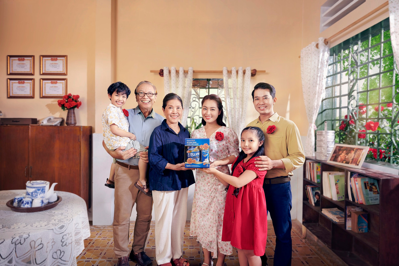 Bổ sung dinh dưỡng đường uống có công thức đầy đủ, cân đối như Ensure Gold giúp tăng cường sức khỏe cho người lớn tuổi.