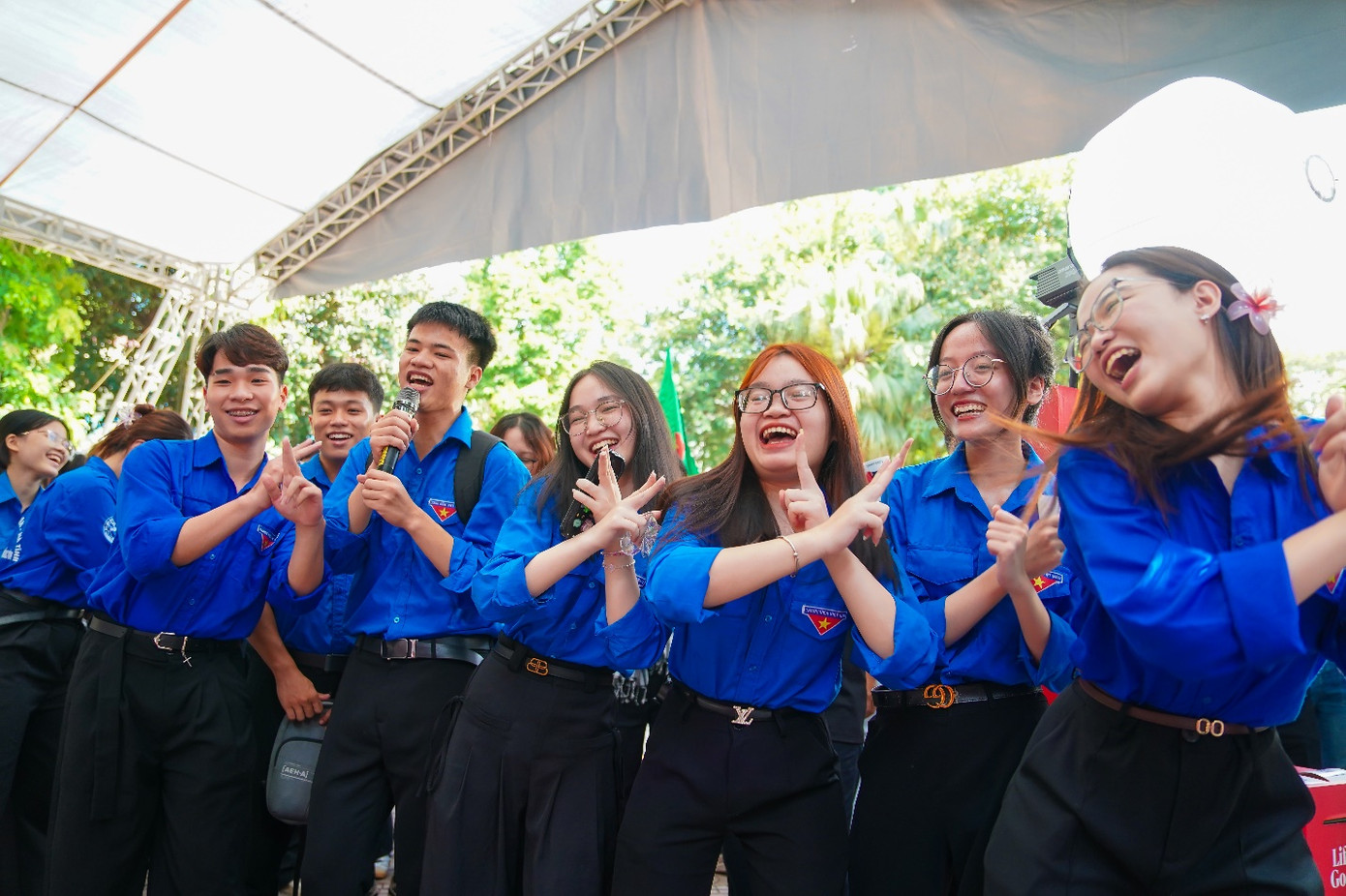 “Muốn làm người khác hạnh phúc, trước tiên bạn phải là người hạnh phúc. Với tâm thế tích cực này, em có thể mang tình yêu đến cộng đồng thông qua các hoạt động giúp đỡ các cảnh đời khó khăn.” – Chia sẻ từ bạn trẻ tham gia Lễ ra quân Mùa hè xanh 2024.