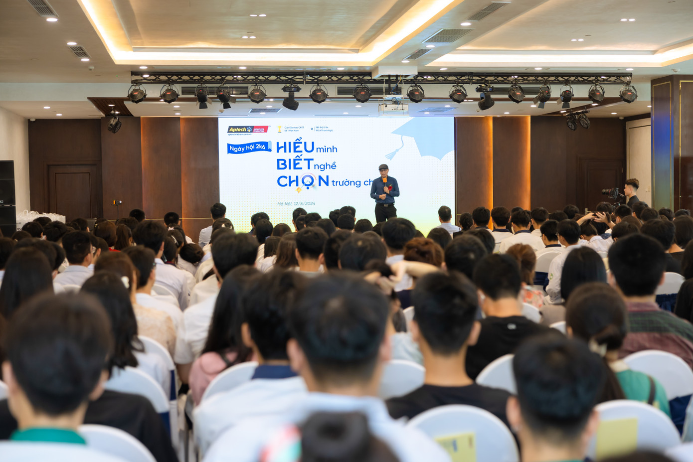 Ông Đinh Văn Hoàn - Đại diện doanh nghiệp CNTT chia sẻ tại sự kiện hướng nghiệp có sự tham gia đông đảo của thí sinh và phụ huynh