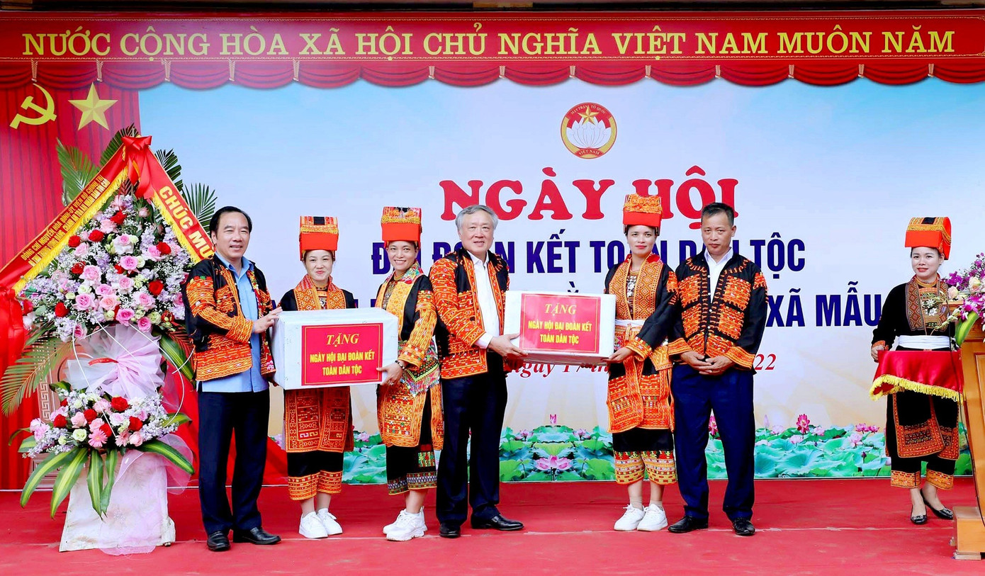 Lãnh đạo MTTQ Việt Nam các cấp thăm, dự tặng quà “Ngày hội Đại đoàn kết” tại xã Mẫu Sơn, huyện Lộc Bình, Lạng Sơn. Ảnh: Duy Chiến