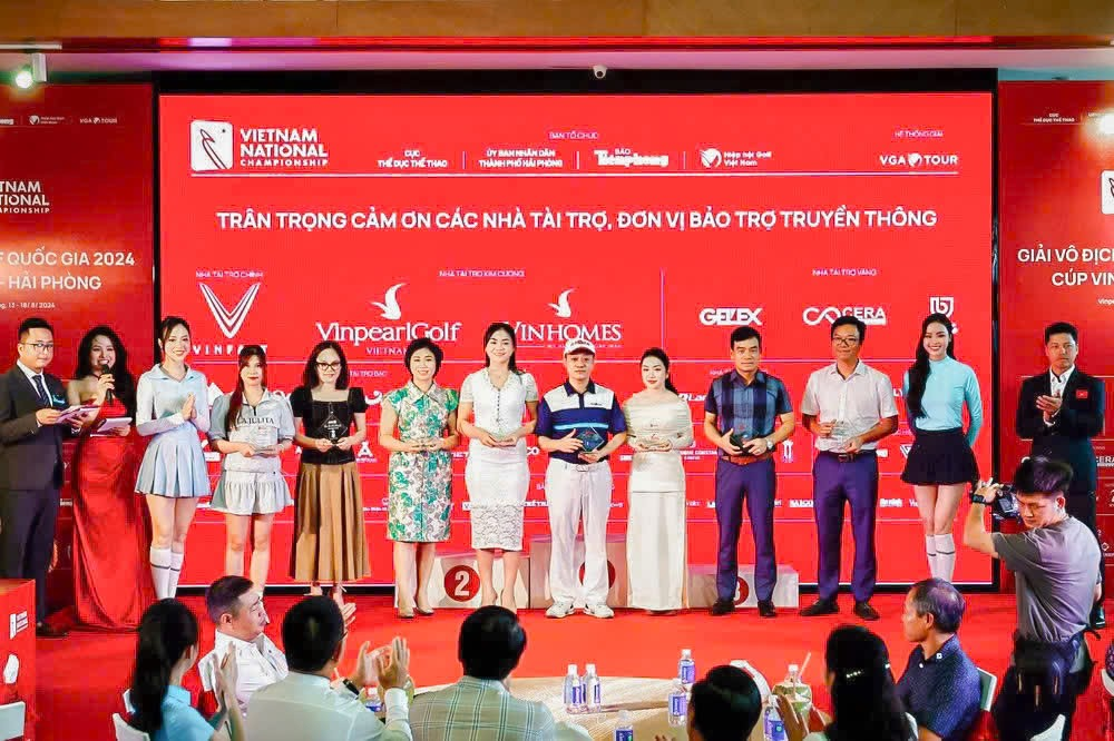 Bà Dương Vân Anh (đứng thứ 5, từ bên phải sang) Đại diện Altruist Sunscreen tại Việt Nam nhận Cup vinh danh từ Ban Tổ Chức Bà Dương Vân Anh (đứng thứ 5, từ bên phải sang) Đại diện Altruist Sunscreen tại Việt Nam nhận Cup vinh danh từ Ban Tổ Chức