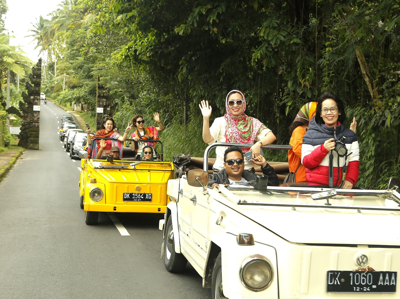 Du khách sẽ có cơ hội tận hưởng cảm giác tự do trên những chiếc xe Volkswagen mui trần cổ điển, khám phá cảnh đẹp tuyệt vời của Bali. Du khách sẽ có cơ hội tận hưởng cảm giác tự do trên những chiếc xe Volkswagen mui trần cổ điển, khám phá cảnh đẹp tuyệt vời của Bali.