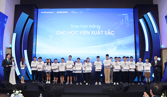 Trao học bổng cho 60 học viên xuất sắc của chương trình SIC 2023-2024