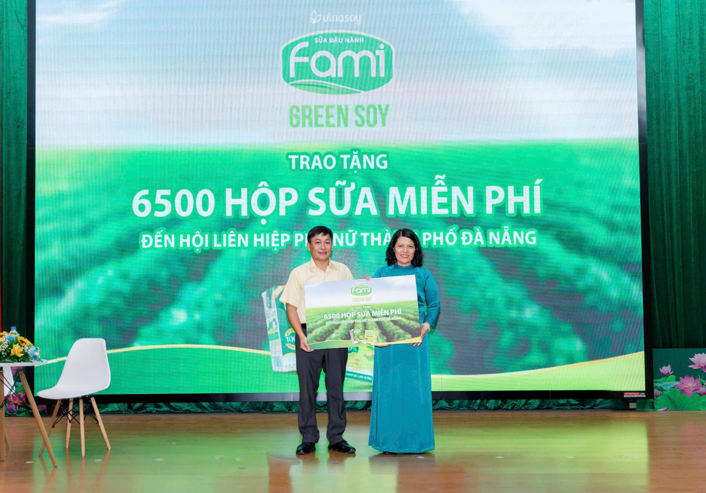 Đại diện nhãn hàng Fami trao tặng 6.500 hộp sữa Fami Green Soy đến Hội Liên hiệp Phụ nữ Quận Thanh Khê, Đà Nẵng.