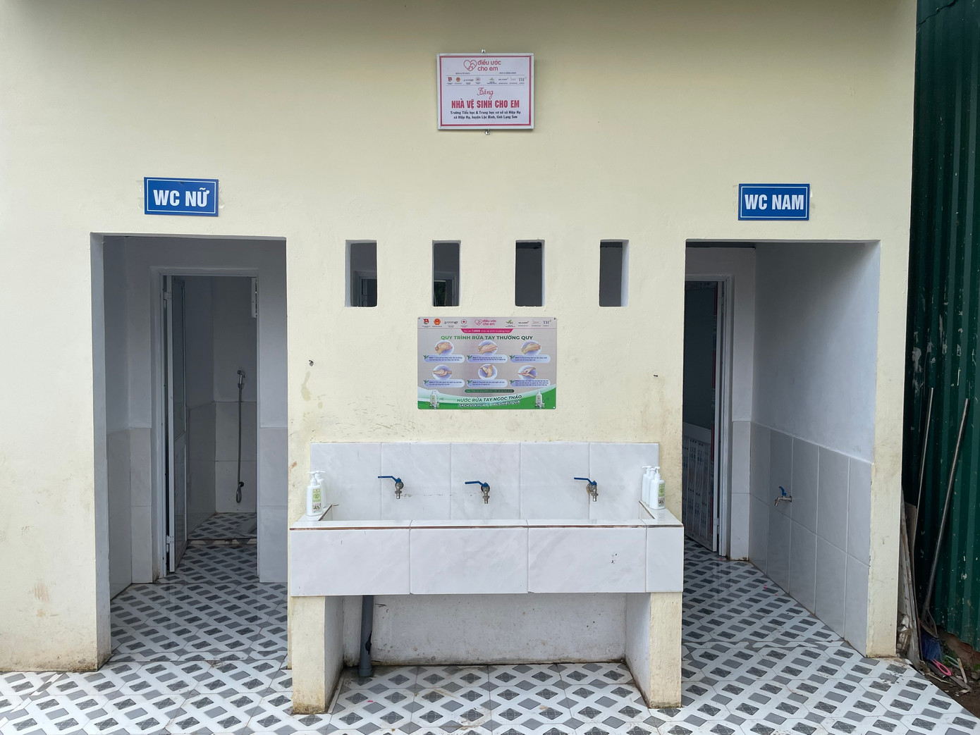 Các nhà vệ sinh và bảng hướng dẫn đi vào hoạt động sẽ giúp các em học sinh có một môi trường học tập sạch sẽ, vệ sinh để các em có thể phát triển toàn diện Các nhà vệ sinh và bảng hướng dẫn đi vào hoạt động sẽ giúp các em học sinh có một môi trường học tập sạch sẽ, vệ sinh để các em có thể phát triển toàn diện