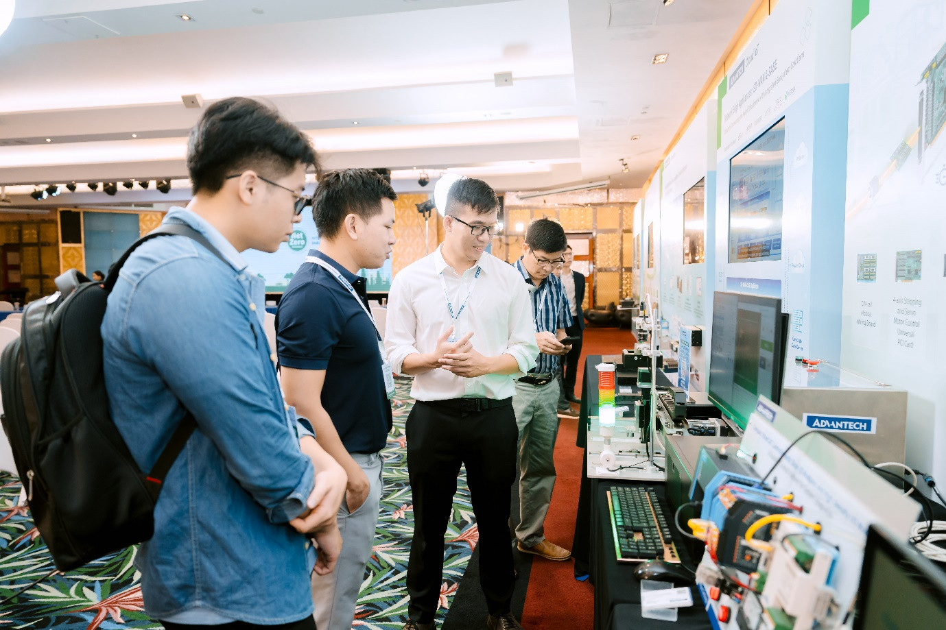 Khách tham dự trải nghiệm thiết bị demo tại sự kiện (Nguồn ảnh: Advantech VN)