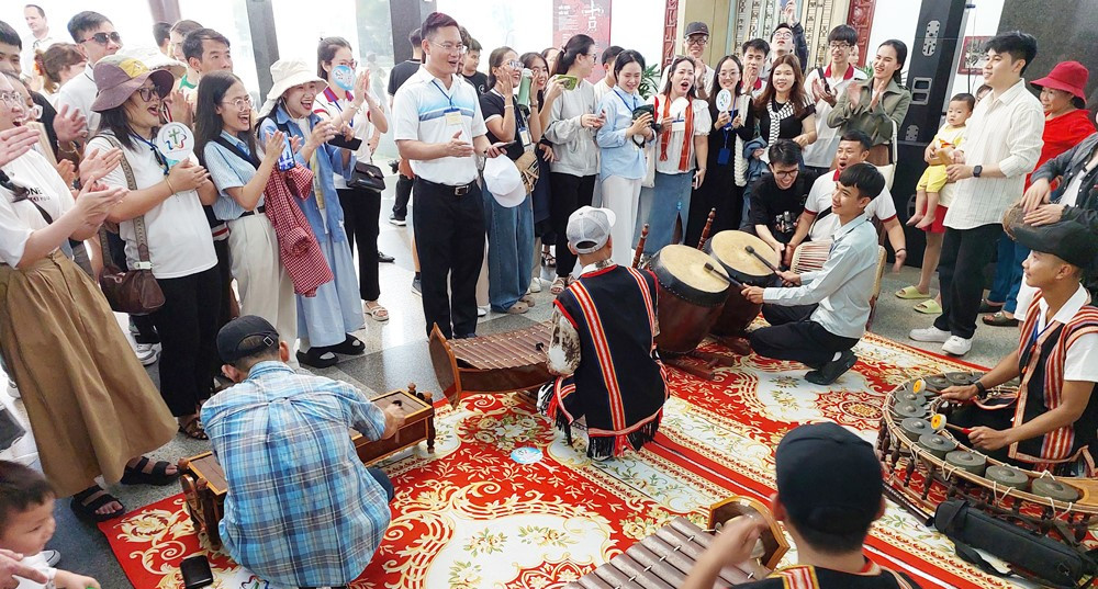 Thưởng thức nghệ thuật diễn hòa tấu dàn nhạc ngũ âm Khmer