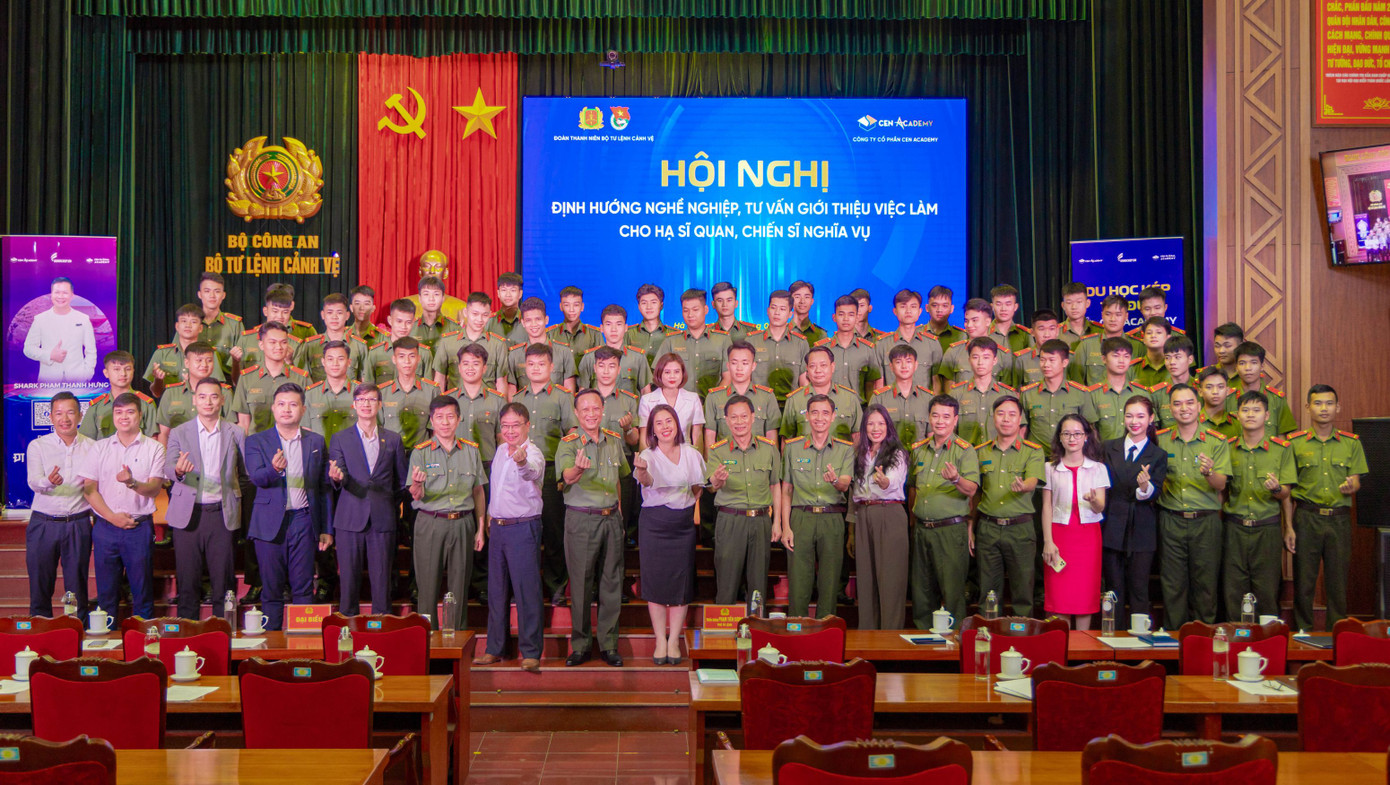 Cen Academy cùng Thiếu tướng Phạm Tiến Cương và các chiến sĩ tại Bộ Tư lệnh cảnh vệ.