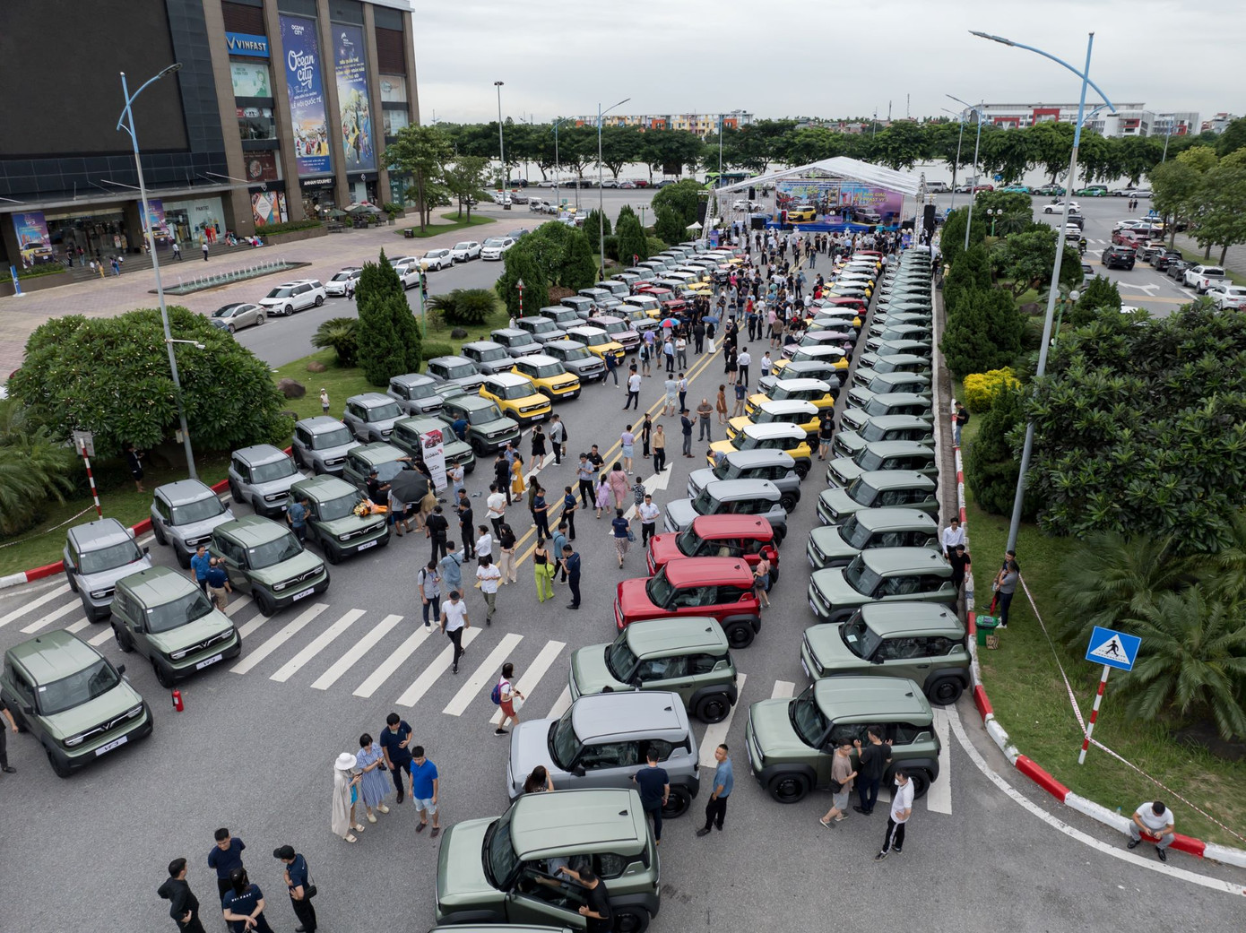 Lô xe VF 3 đầu tiên đã tới tay khách hàng ở Hà Nội và TP HCM ngày 1/8 vừa qua. Lô xe VF 3 đầu tiên đã tới tay khách hàng ở Hà Nội và TP HCM ngày 1/8 vừa qua.