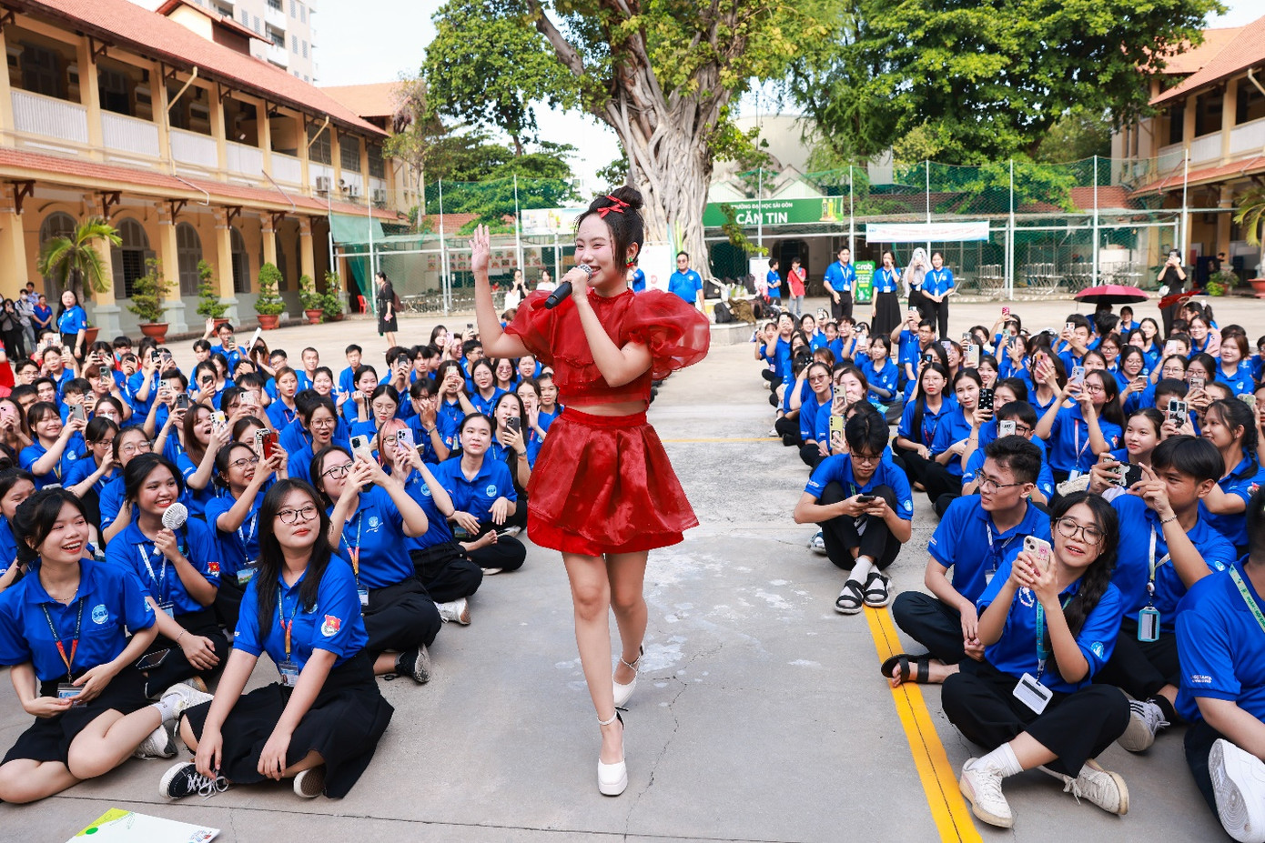 Có rất đông các bạn trẻ đã tham gia chiến dịch “Tích cực lan tỏa, nụ cười lan xa” do LG phát động trong thời gian qua, đặc biệt là sự góp sức góp giọng của Ca sĩ Phương Mỹ Chi càng làm tăng thêm hiệu ứng cho chiến dịch.