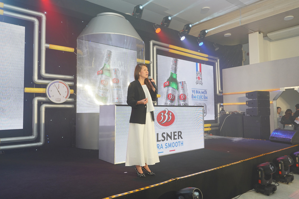 Bà Patsy Lim Phó tổng giám đốc Marketing &amp; Truyền thông SABECO chia sẻ câu chuyện sản phẩm của 333 Pilsner tại sự kiện ra mắt tối ngày 6.8.2024