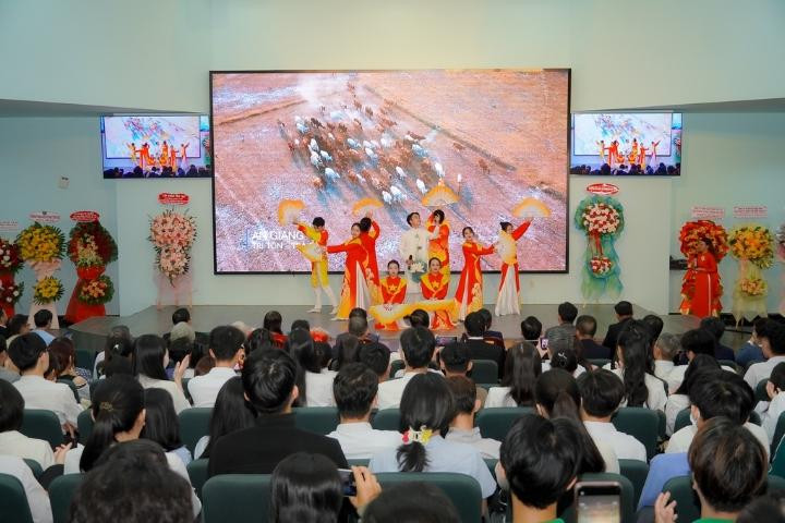 Sự kiện này chính là bước khởi đầu cho hành trình chinh phục tri thức, nơi mỗi tân sinh viên góp phần vào sự phát triển của bản thân và xã hội.