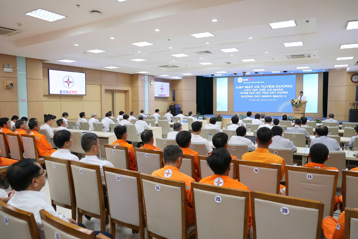 Quang cảnh buổi gặp mặt, tuyên dương.