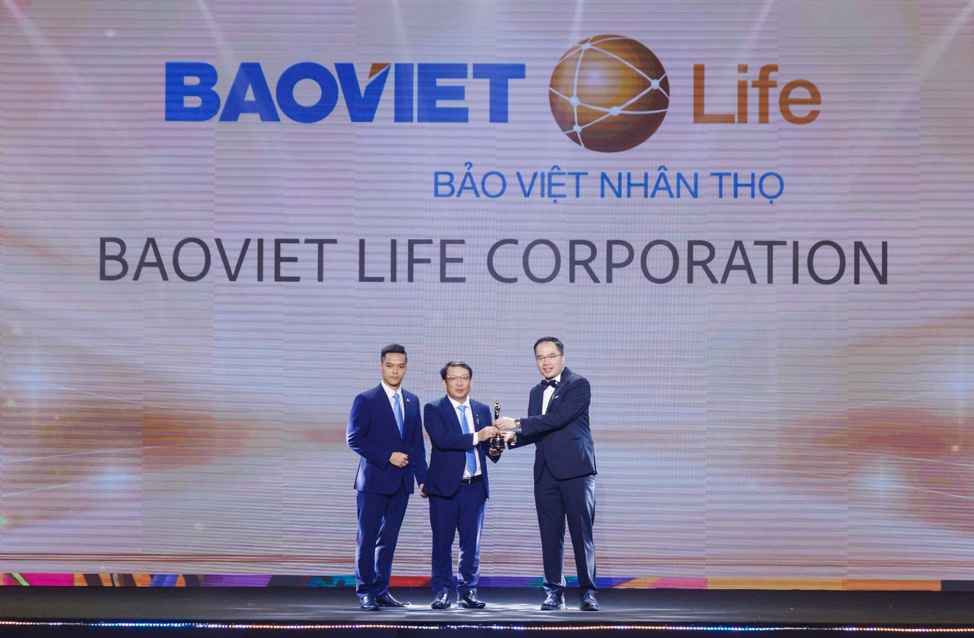 Ông Nguyễn Đức Hải - Phó Tổng Giám đốc Tổng Công ty Bảo Việt Nhân thọ đón nhận Giải thưởng Nơi làm việc tốt nhất Châu Á 2024