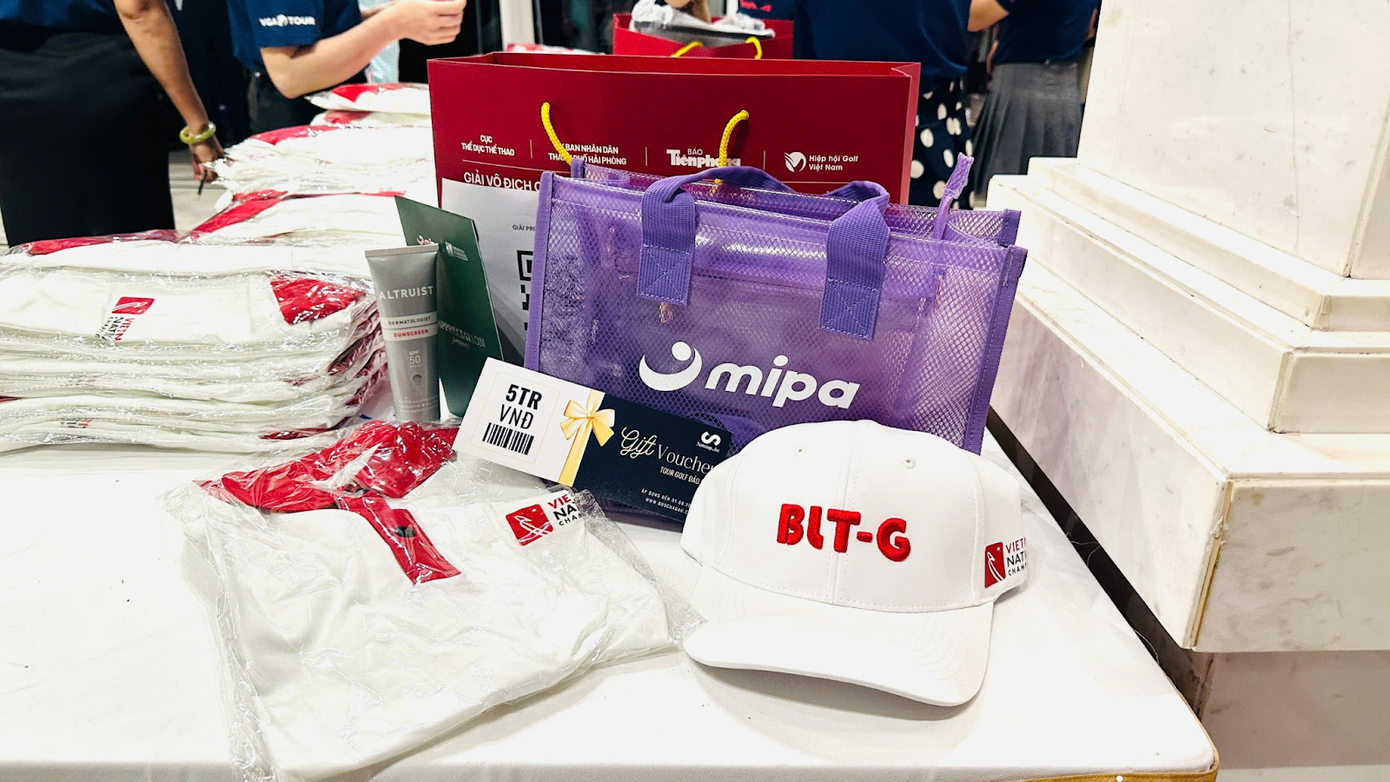 Phần quà bao gồm 1 tuýp kem chống nắng Altruist SPF50 được trao tặng tới các Golfer trong ngày thi cuối của Giải đấu Phần quà bao gồm 1 tuýp kem chống nắng Altruist SPF50 được trao tặng tới các Golfer trong ngày thi cuối của Giải đấu