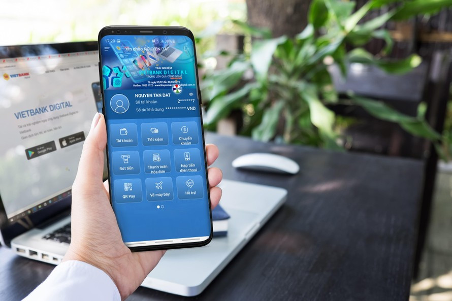 Khách hàng dễ dàng gửi tiết kiệm online trên các ứng dụng ngân hàng Khách hàng dễ dàng gửi tiết kiệm online trên các ứng dụng ngân hàng