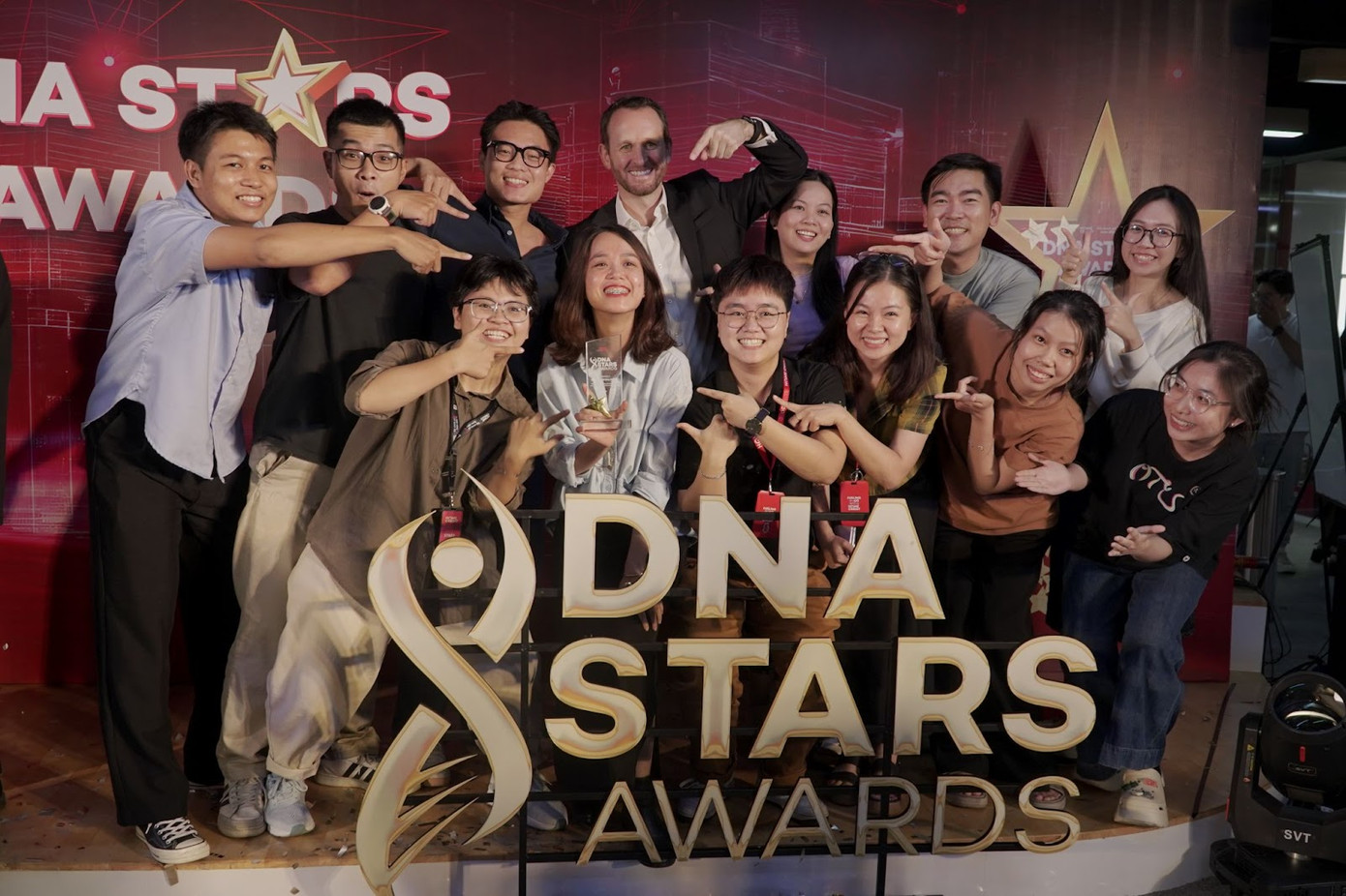 Nhân viên cùng nhau chúc mừng cho thành tích của đồng đội tại lễ trao giải DNA Star H1.2024