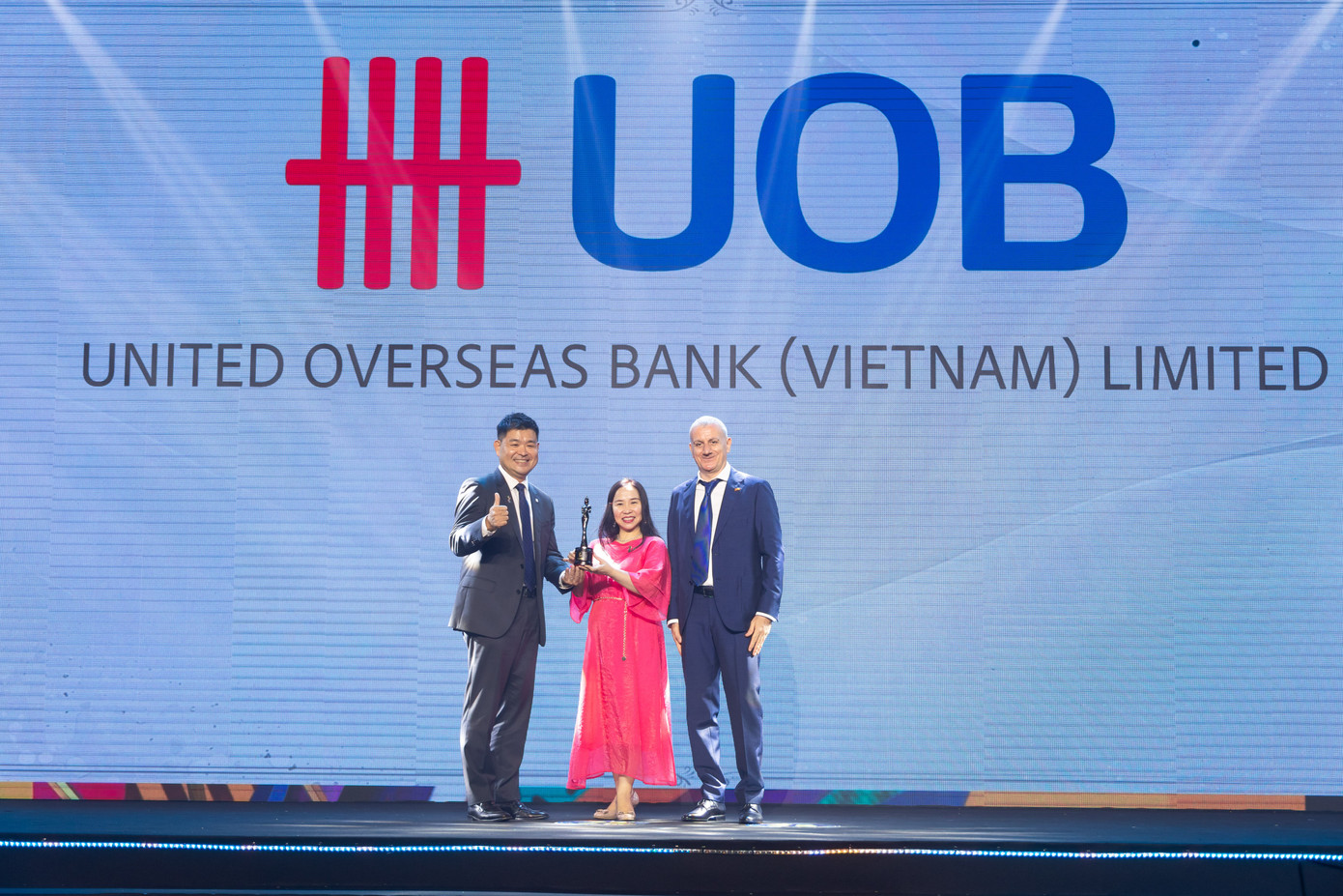 Bà Nguyễn Khánh Ninh Trang, Giám đốc Nhân sự và ông Paul Kim, Giám đốc Khối Dịch vụ Tài chính Cá nhân, Ngân hàng UOB Việt Nam đại diện Ngân hàng nhận giải “Nơi làm việc tốt nhất châu Á 2024” bởi HR Asia Bà Nguyễn Khánh Ninh Trang, Giám đốc Nhân sự và ông Paul Kim, Giám đốc Khối Dịch vụ Tài chính Cá nhân, Ngân hàng UOB Việt Nam đại diện Ngân hàng nhận giải “Nơi làm việc tốt nhất châu Á 2024” bởi HR Asia