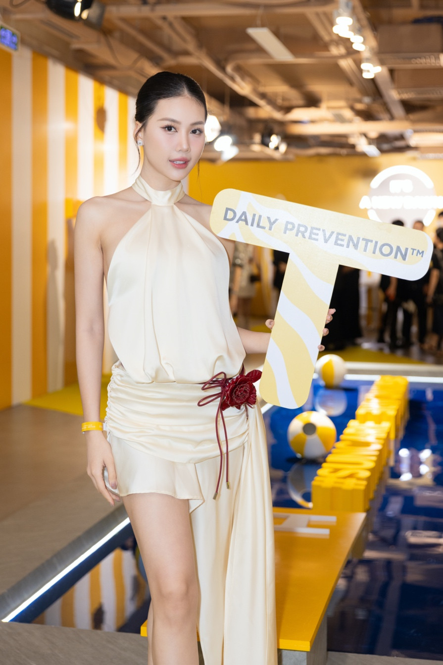 Hoa hậu Bùi Quỳnh Hoa đang bận rộn cùng với ê-kíp của mình quay chương trình thực tế Miss Universe Vietnam 2024 nhưng xuất hiện tại sự kiện, nàng hậu diện thiết kế gợi cảm, khoe sắc vóc đáng ngưỡng mộ.